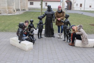 Spaß mit den Statuen (Alba Iulia)