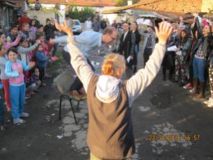 große Freude bei einer Roma - Chorleiter Dominic vollführt auch gleich einen Luftsprung (gospel fara bariere)