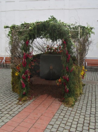kleines Häuschen um einen Trinkwasserbrunnen (Blumenfestival)